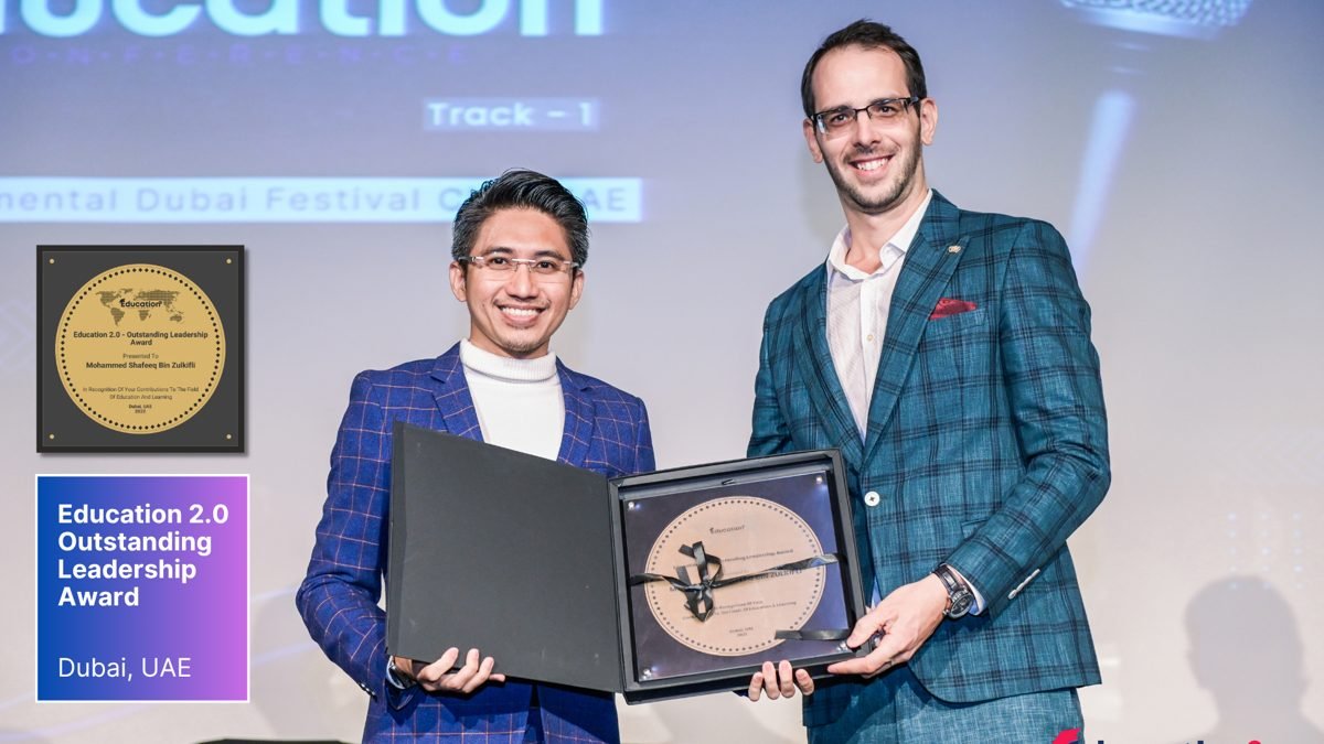 Tuan Shafeeq Zulkifli menerima Education 2.0 Outstanding Leadership Award di Dubai, UAE pada 2022